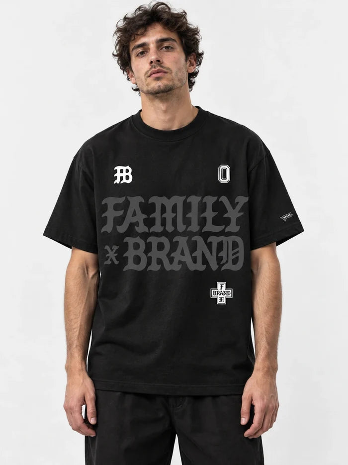Remera Familyarg x Brand & Co Court Negro — vista principal