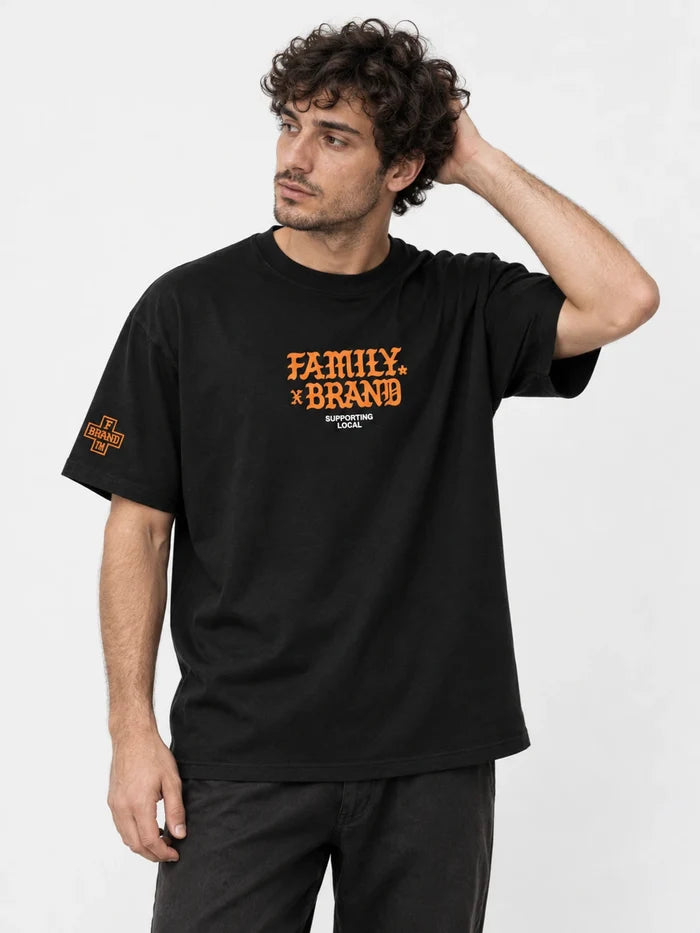 Remera Familyarg x Brand & Co Orng Pirate Negro — vista principal